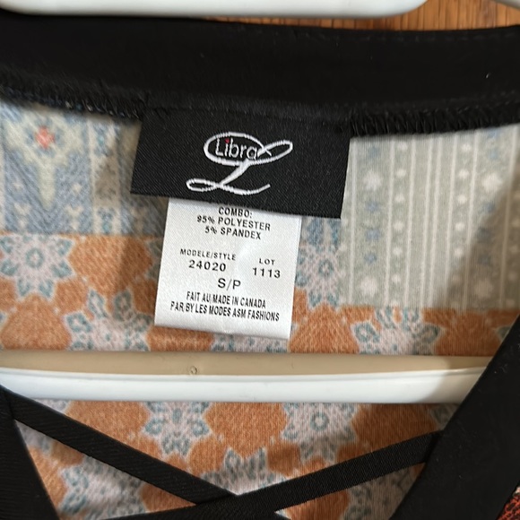 Ladies blouse by Libre! Size small, never worn! Pleated front waistline. - Picture 2 of 5